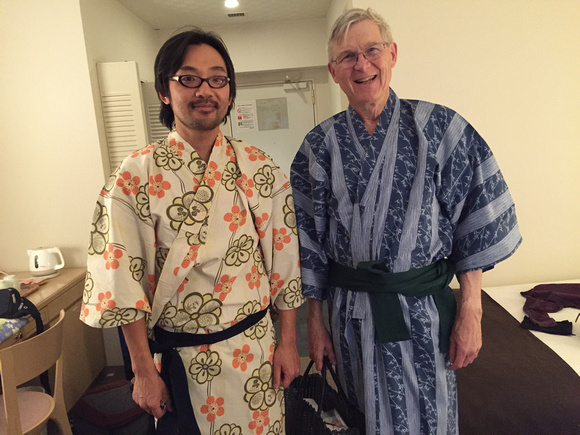 Keisuke, Tom in hotel kimonos